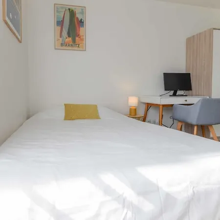 Bright Flat Near La Defense פוטו